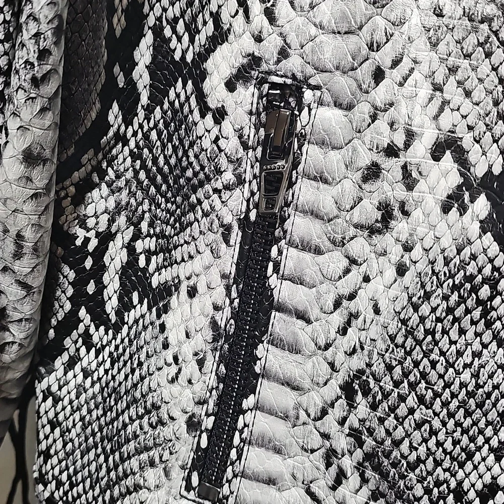 Blank NYC Faux Snakeskin Jacket Size Small - Picture 5 of 11
